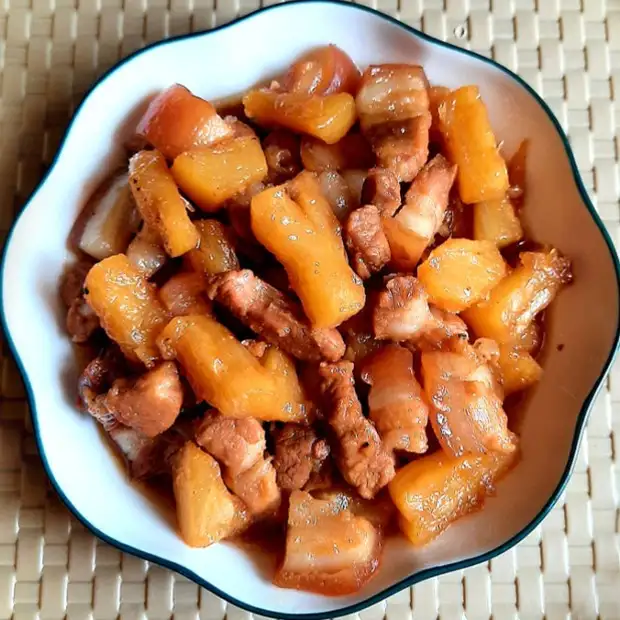 Cách làm Cách làm thịt kho dứa (kho thơm) ngon chua ngọt đậm đà cho bữa cơm Hình ảnh món Cách làm thịt kho dứa (kho thơm) ngon chua ngọt đậm đà cho bữa cơm - Công thức nấu ăn chi tiết