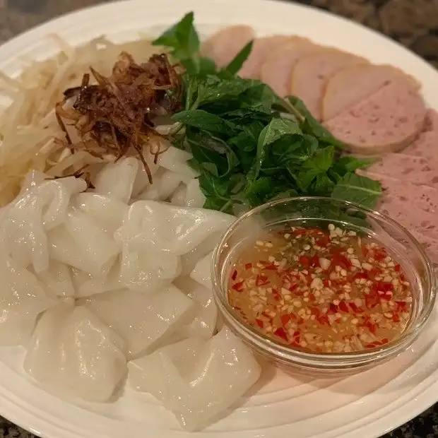 Cách làm Cách làm bánh ướt chả lụa thơm ngon hấp dẫn đơn giản cho bữa sáng Hình ảnh món Cách làm bánh ướt chả lụa thơm ngon hấp dẫn đơn giản cho bữa sáng - Công thức nấu ăn chi tiết