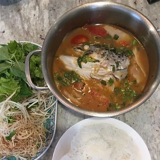 Cách làm Cách nấu lẩu đầu cá hồi măng chua thơm lừng nóng hổi cực ngon Hình ảnh món Cách nấu lẩu đầu cá hồi măng chua thơm lừng nóng hổi cực ngon - Công thức nấu ăn chi tiết