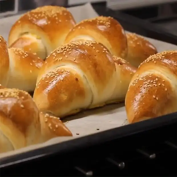 Cách làm Cách làm bánh sừng trâu (croissant) nhân thịt nguội phô mai siêu ngon Hình ảnh món Cách làm bánh sừng trâu (croissant) nhân thịt nguội phô mai siêu ngon - Công thức nấu ăn chi tiết
